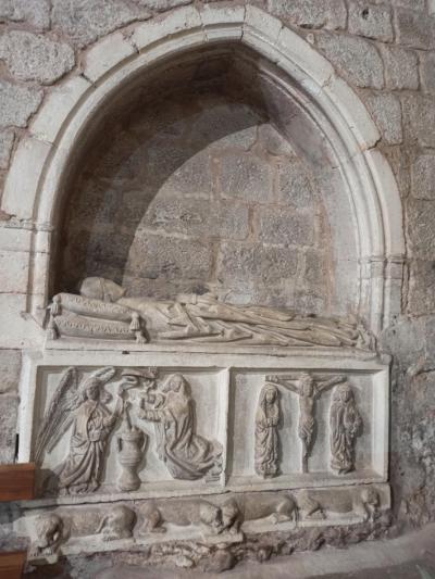 Estatua yacente con dos bajorrelieves 